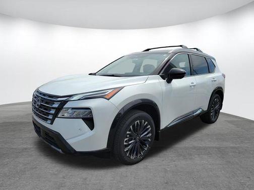 Everest White Pearl/Super Black 2026 Nissan Rogue Platinum