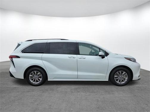 2022 Toyota Sienna XLE