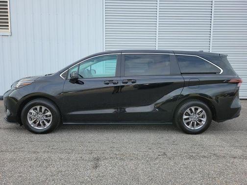 2025 Toyota Sienna LE