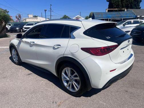 White 2018 INFINITI QX30 Premium