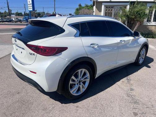 White 2018 INFINITI QX30 Premium