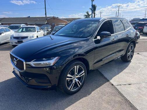 Black 2019 Volvo XC60 T5 Momentum