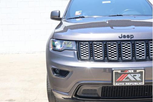 Granite Crystal Metallic Clearcoat 2019 Jeep Grand Cherokee Altitude