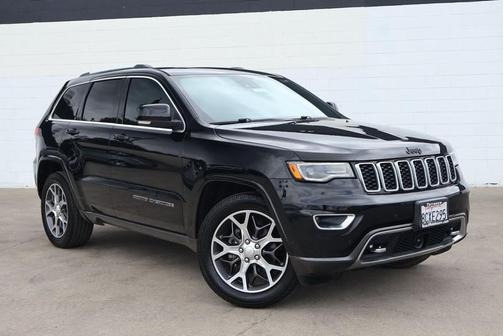 Diamond Black Crystal Pearlcoat 2018 Jeep Grand Cherokee Sterling Edition