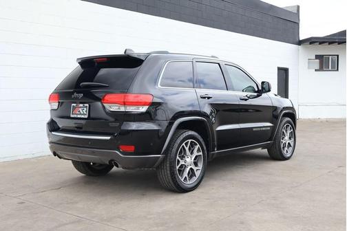 Diamond Black Crystal Pearlcoat 2018 Jeep Grand Cherokee Sterling Edition