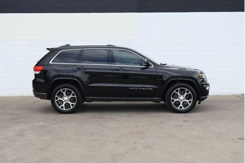 Diamond Black Crystal Pearlcoat 2018 Jeep Grand Cherokee Sterling Edition