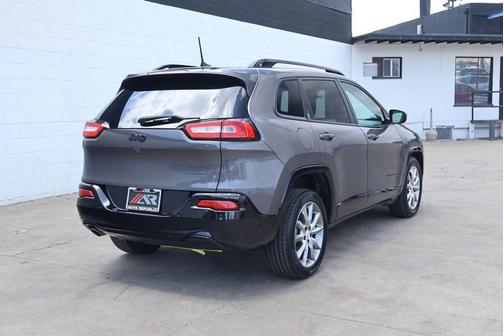 Granite Crystal Metallic Clearcoat 2018 Jeep Cherokee Latitude