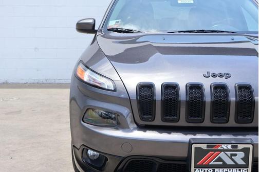 Granite Crystal Metallic Clearcoat 2018 Jeep Cherokee Latitude