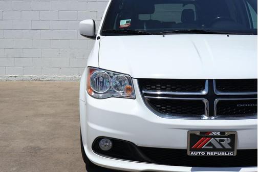 White 2019 Dodge Grand Caravan SXT