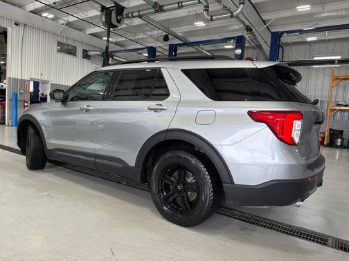 Iconic Silver Metallic 2023 Ford Explorer XLT