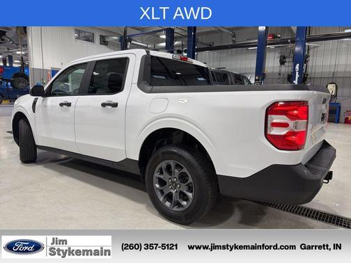 Oxford White 2025 Ford Maverick XLT