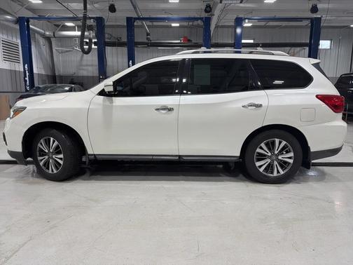 2017 Nissan Pathfinder SL