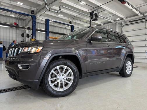 Granite Crystal Metallic Clearcoat 2021 Jeep Grand Cherokee Laredo