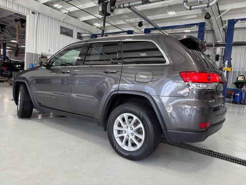 Granite Crystal Metallic Clearcoat 2021 Jeep Grand Cherokee Laredo