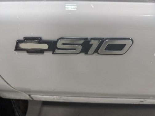 2000 Chevrolet S-10 Base