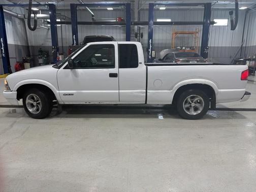 2000 Chevrolet S-10 Base