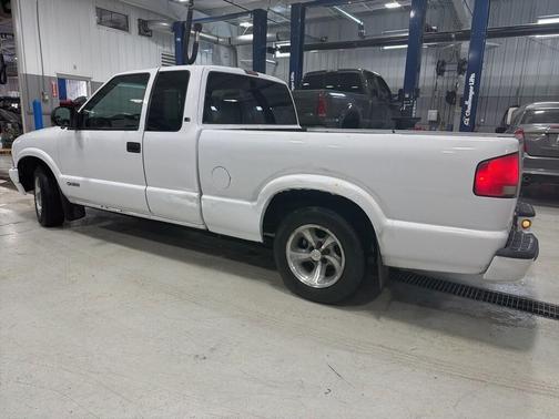 2000 Chevrolet S-10 Base