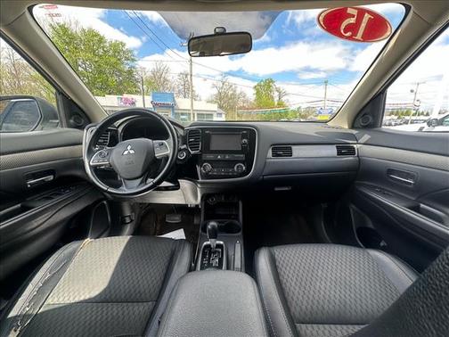 White 2015 Mitsubishi Outlander SE