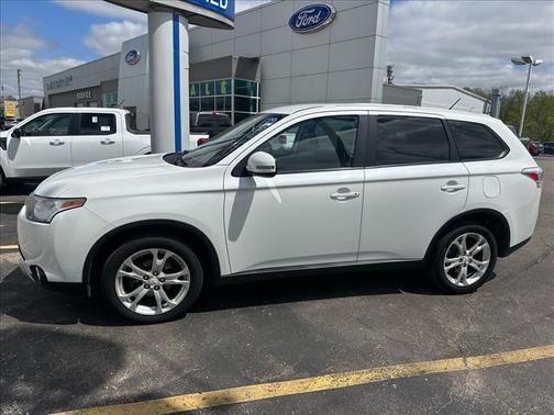 White 2015 Mitsubishi Outlander SE