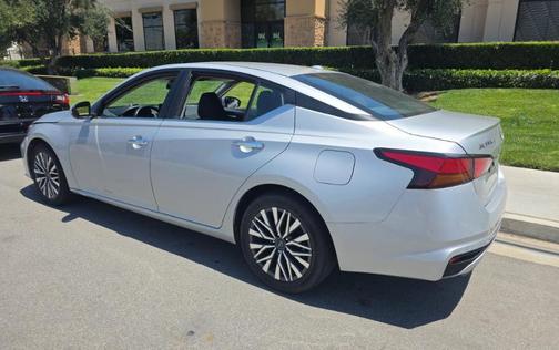 Brilliant Silver Metallic 2024 Nissan Altima 2.5 SV