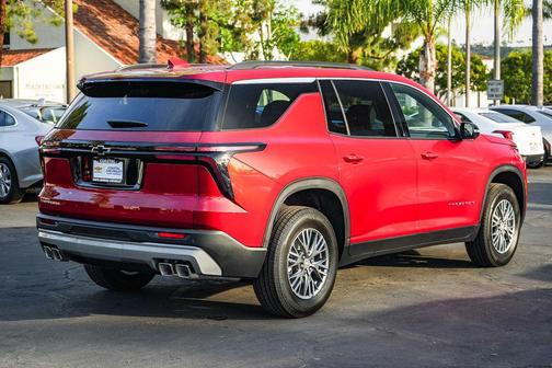 Radiant Red Tintcoat 2026 Chevrolet Traverse LT