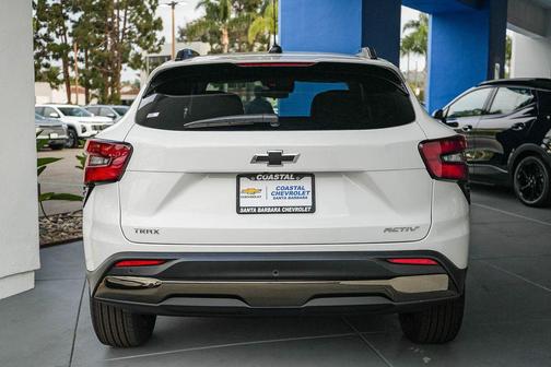 Summit White 2026 Chevrolet Trax FWD ACTIV