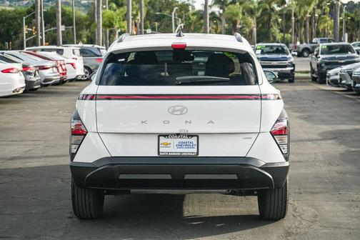 Atlas White 2025 Hyundai KONA SEL