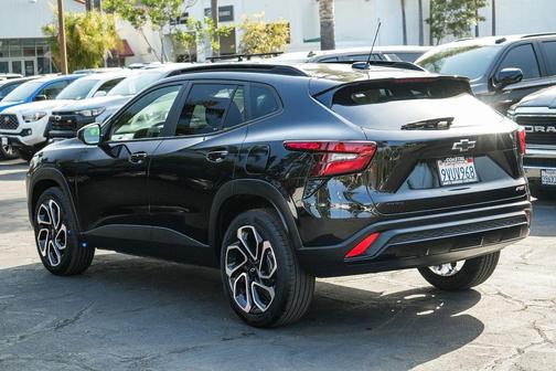 Mosaic Black Metallic 2025 Chevrolet Trax FWD 2RS