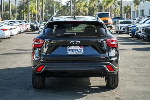 Mosaic Black Metallic 2025 Chevrolet Trax FWD 2RS