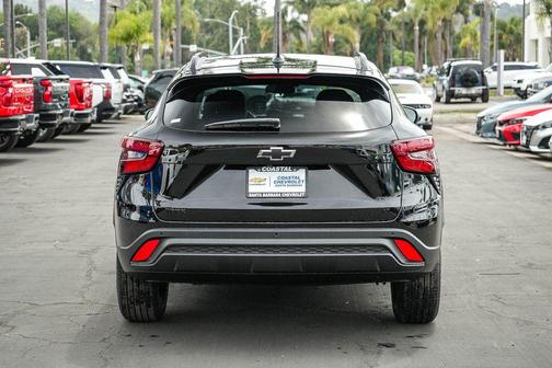 Mosaic Black Metallic 2026 Chevrolet Trax LT