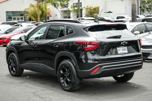 Mosaic Black Metallic 2026 Chevrolet Trax LT