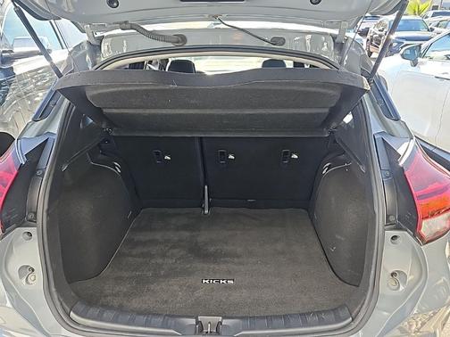 2022 Nissan Kicks SR