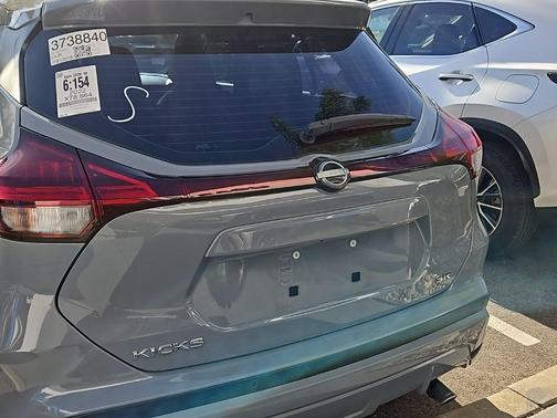 2022 Nissan Kicks SR