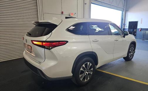 Wind Chill Pearl 2022 Toyota Highlander XLE