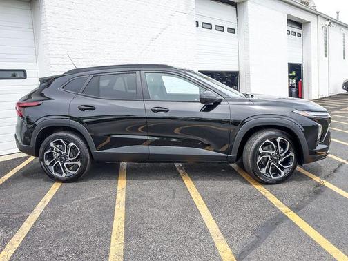 Mosaic Black Metallic 2026 Chevrolet Trax FWD 2RS