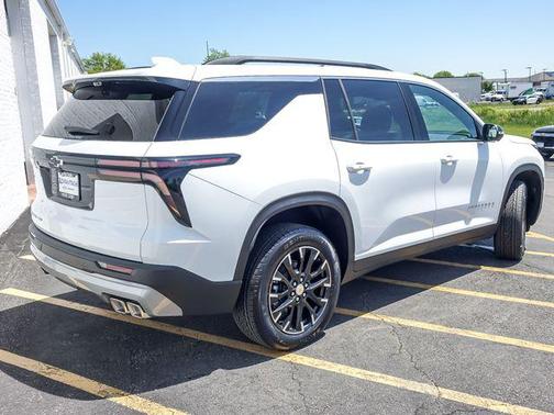 Summit White 2026 Chevrolet Traverse LT