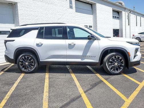 Summit White 2026 Chevrolet Traverse LT
