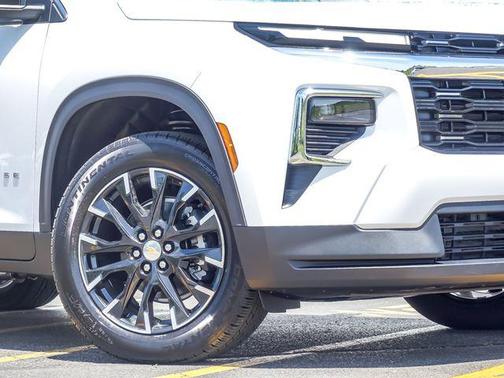 Summit White 2026 Chevrolet Traverse LT