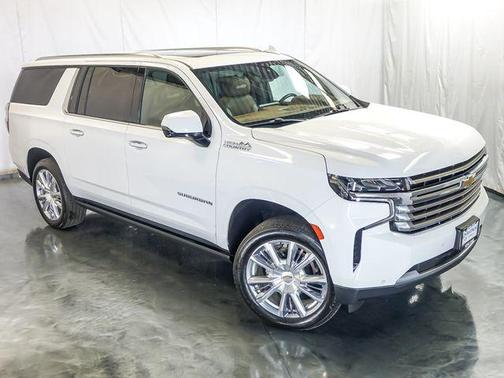 Summit White 2022 Chevrolet Suburban 4WD High Country