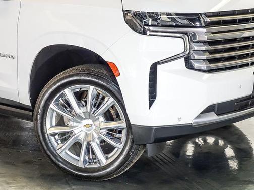 Summit White 2022 Chevrolet Suburban 4WD High Country