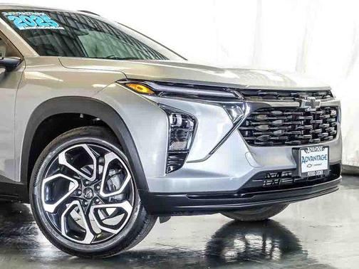 Sterling Gray Metallic 2025 Chevrolet Trax FWD 2RS