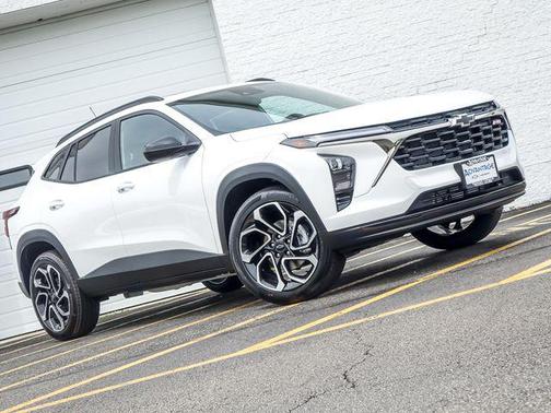 Summit White 2026 Chevrolet Trax FWD 2RS