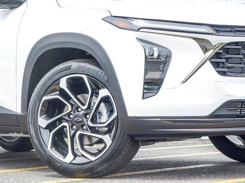 Summit White 2026 Chevrolet Trax FWD 2RS