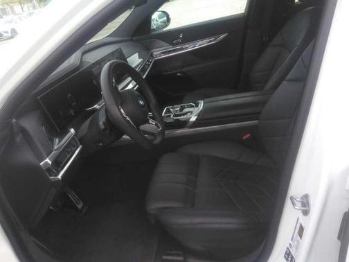 2025 BMW 740 i xDrive
