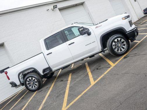 Summit White 2026 Chevrolet Silverado 2500 Custom