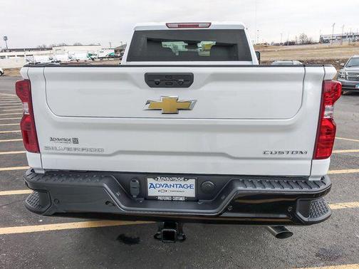 Summit White 2026 Chevrolet Silverado 2500 Custom