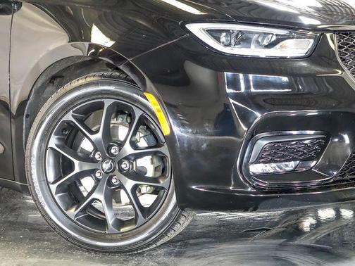 Diamond Black Crystal Pearlcoat 2025 Chrysler Pacifica Limited