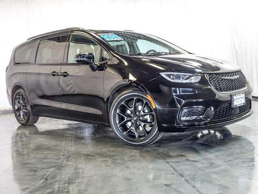 Diamond Black Crystal Pearlcoat 2025 Chrysler Pacifica Limited