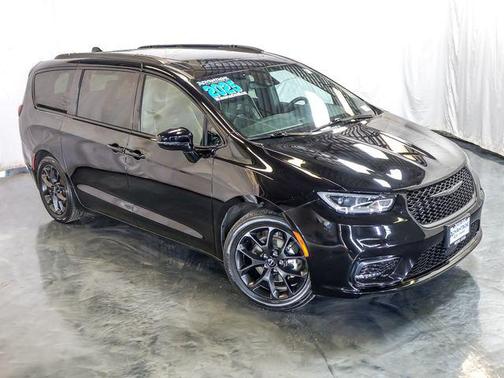 Diamond Black Crystal Pearlcoat 2025 Chrysler Pacifica Limited
