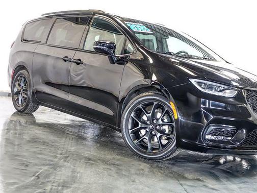 Diamond Black Crystal Pearlcoat 2025 Chrysler Pacifica Limited